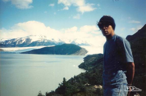 Foto da minha primeira viagem ao Torres del Paine, em 1992. Nota-se que a geleira chegava mais adiante e era mais espessa, cobrindo a ilha menor, ao lado da grande